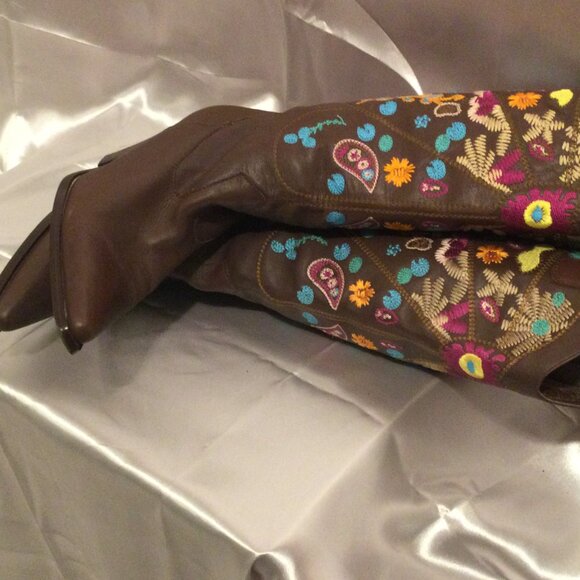 7.5 LEATHER COWGIRL BOOTS WITH COLORFUL FEMININE EMBROIDERY - Picture 12 of 12